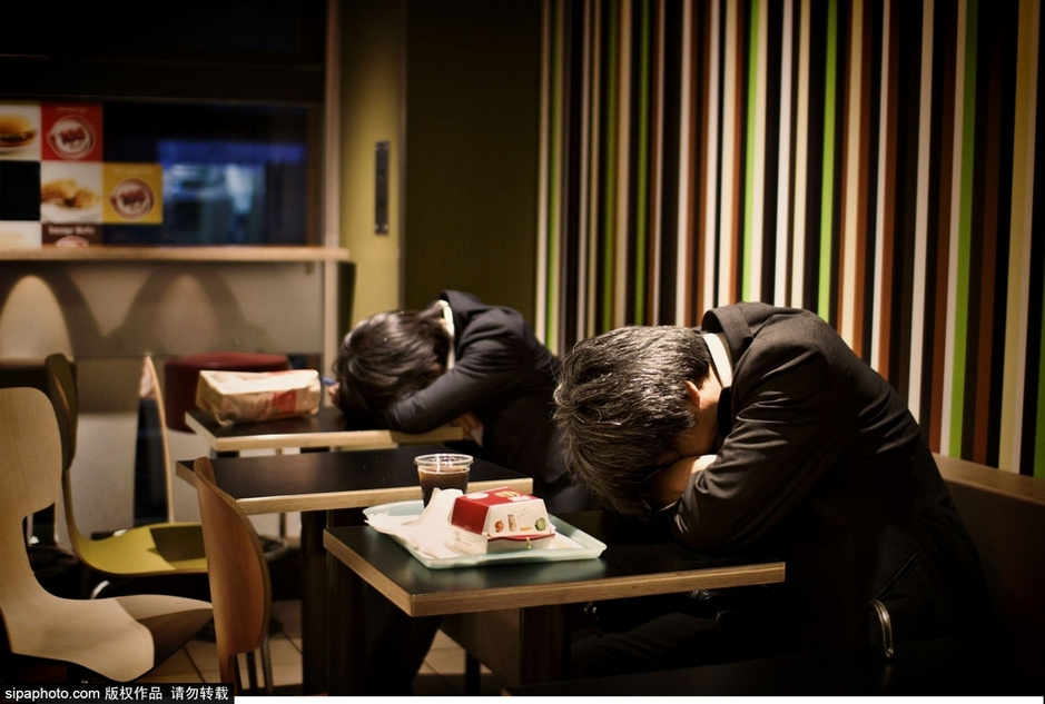 摄影师作品揭示日本上班族疲惫生活