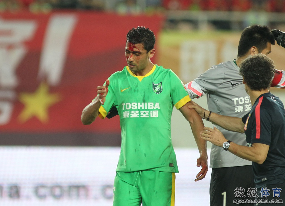 高清:埃神弹射破门亲吻纹身 曾诚复出勇猛不减