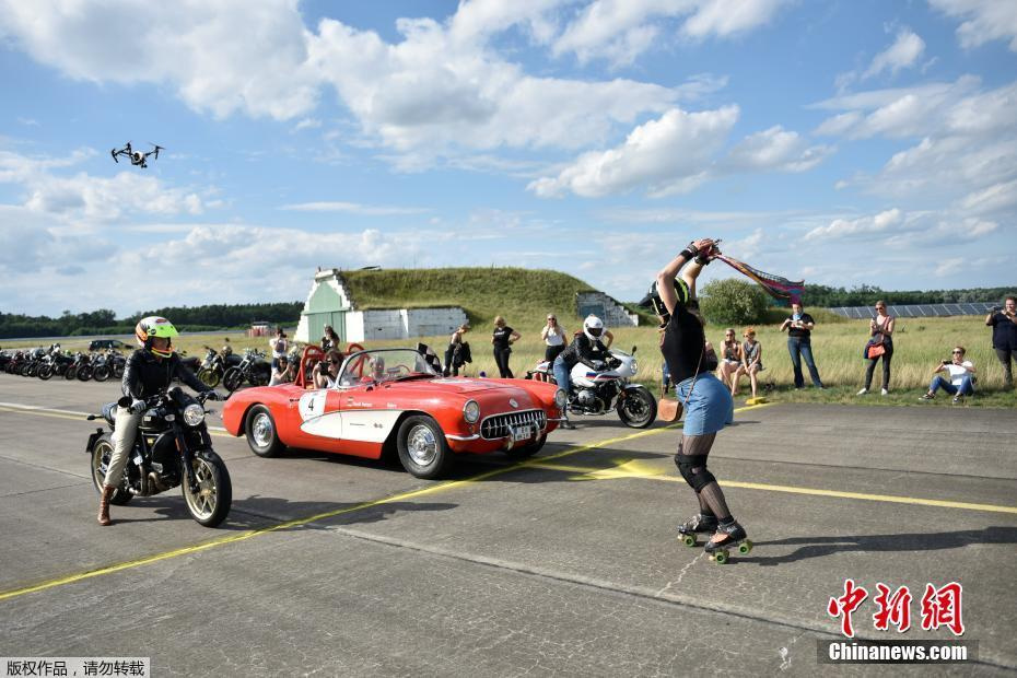 德国举办女性摩托车节 粉红女郎炫酷狂野90