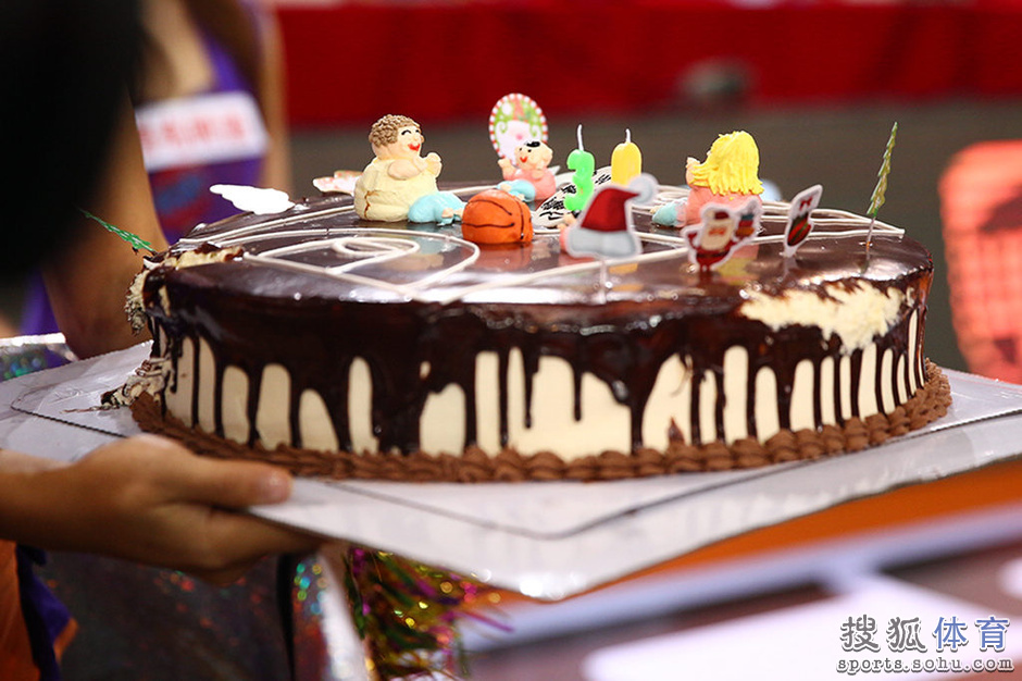 组图:北控男篮外援赖特庆生 收获两大意外惊喜