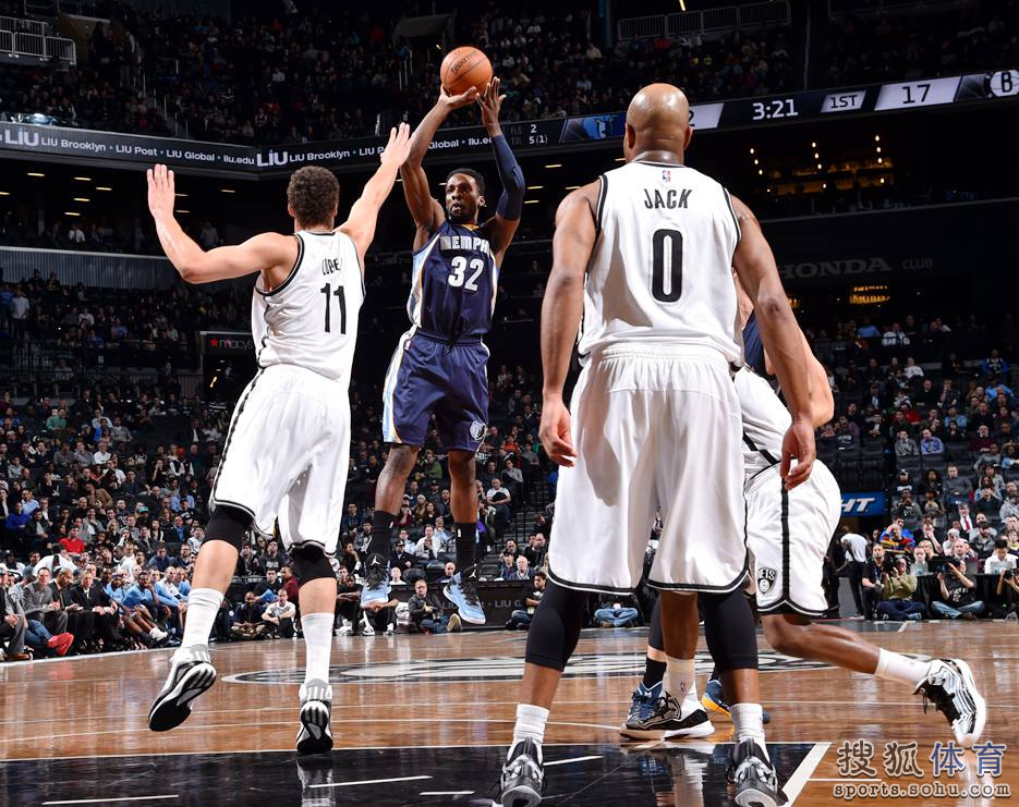 高清图:篮网VS灰熊 兰多夫强攻袭筐康利挑杰克