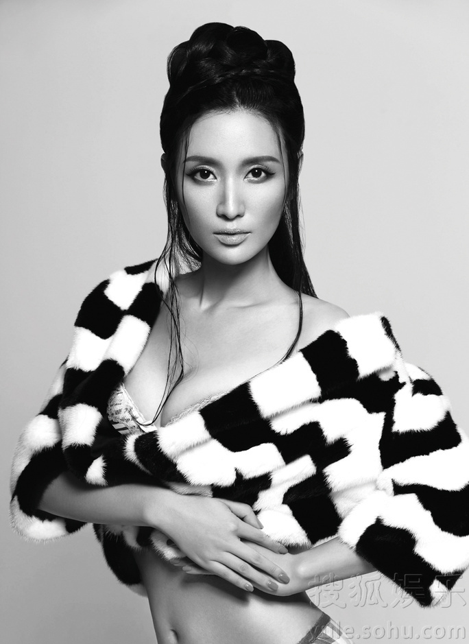 张萌拍摄杂志时尚大片 演绎神秘北欧风情6013