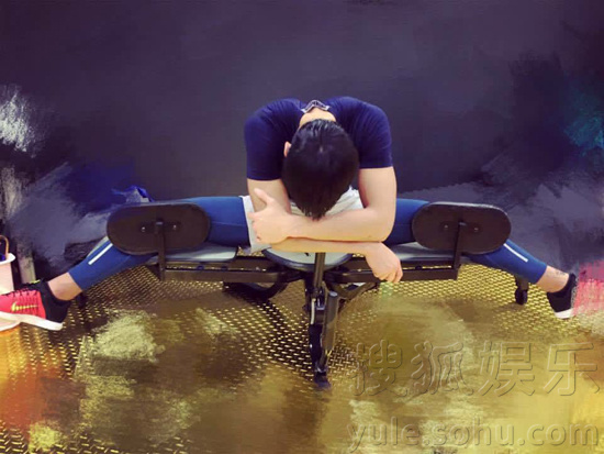 布鲁斯参加格斗赛遭锁喉 笑称:真的好痛-娱乐频