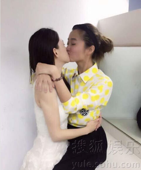 陈乔恩与同性好友嘴对嘴亲吻 网友:冲我来
