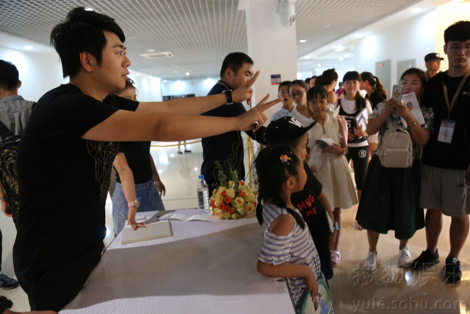 画风超暖!郎朗台下被称孩子王8794684-娱乐频