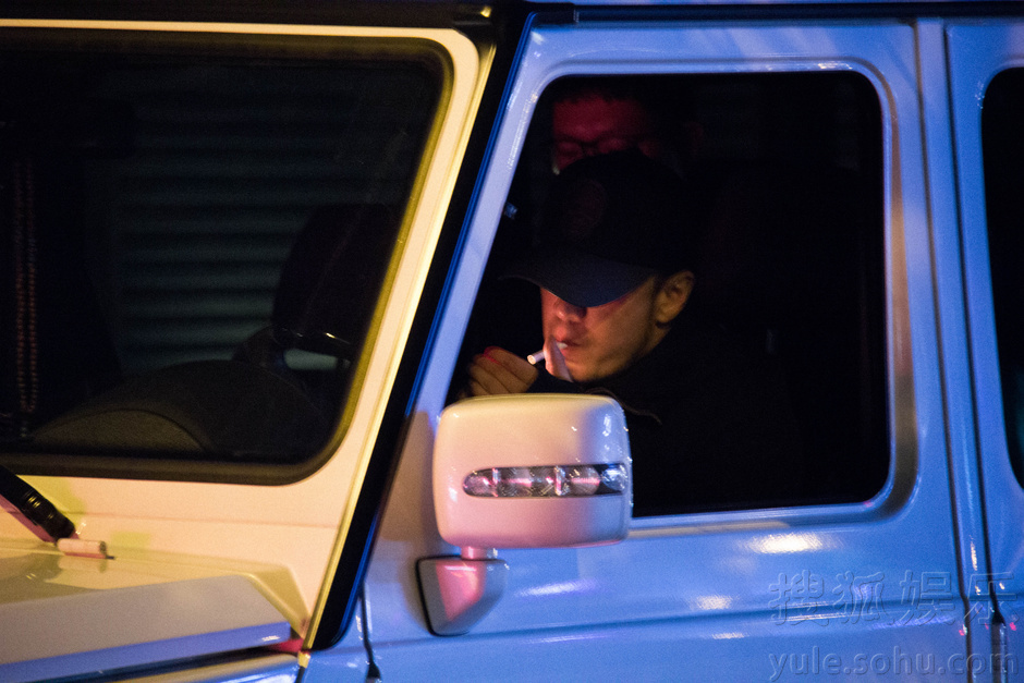 杨坤驾豪车接男友人泡吧 戴鸭舌帽不停抽烟