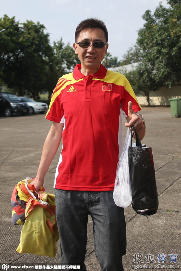 高清:中国球迷现场助威国青 缅甸彪汉半裸彩绘