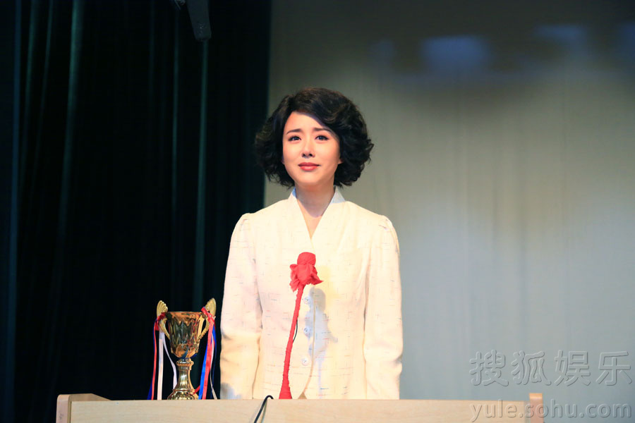 颜丹晨 印小天领衔《油菜花香》 造型遭热议7