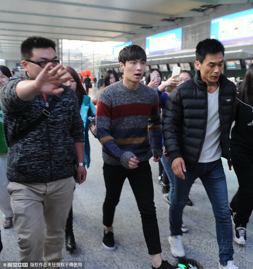 张艺兴离沪遭粉丝围堵 机场提鞋显慌张8117084-娱乐频道图片库-大视野-搜狐