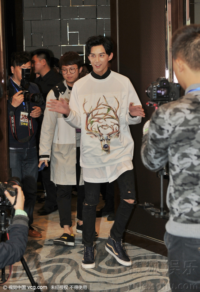 吴磊现身宣传真人秀 举喇叭空降街头人气爆棚