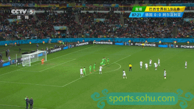 内马尔秀后跟颠球绝技 高清图:热身赛喀麦隆负巴拉圭 埃托奥场边观战