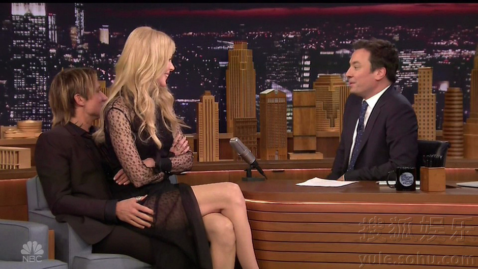 好羞羞!49岁妮可-基德曼坐老公大腿录节目