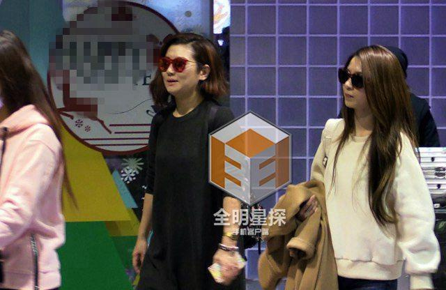 Selina回台Hebe一路相伴 林俊杰在身后不搭话