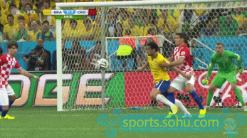 经典假摔gif图:c罗演技超精湛 郜林动作国际级6838884-2014世界杯