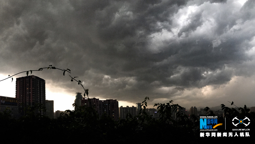 航拍台风帕卡登陆前的广东魔幻天空