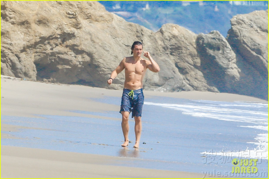 奥兰多赤裸上身海滩玩耍 与好友激情冲浪6509