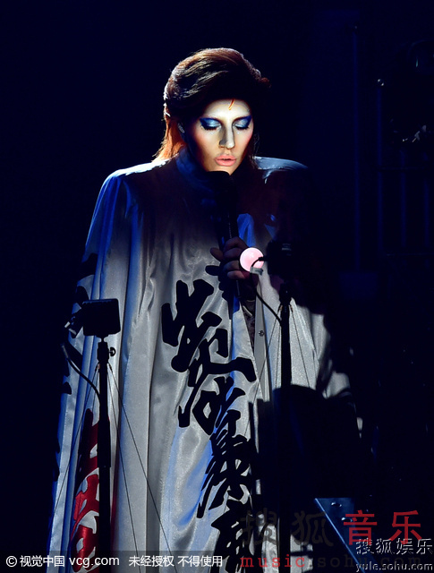 第58届格莱美现场 Lady Gaga串烧致敬大卫-鲍