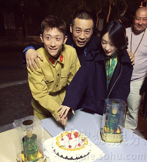 张一山剧组庆祝23岁生日 与周冬雨共切蛋糕