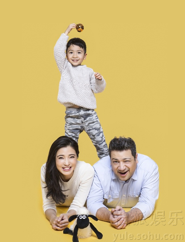 龚蓓苾全家福写真曝光 有爱一家亲子装惹眼球