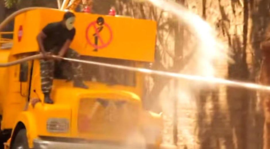 印度政府用水车喷射随地便溺者