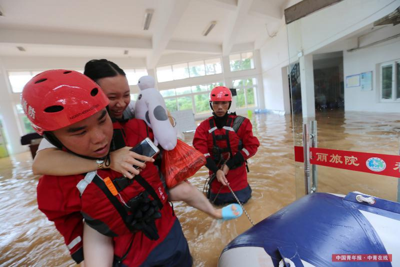 广西桂林暴雨内涝 5000多名学生被困9052688