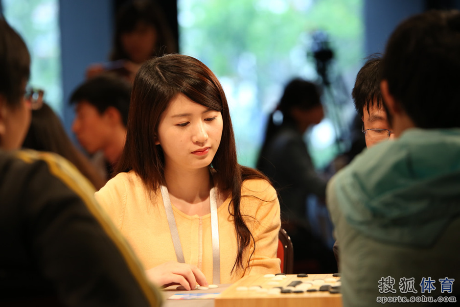 邓婕5段 5月10日,首届凯尔文杯北京围棋队际赛超级联赛在北京工人