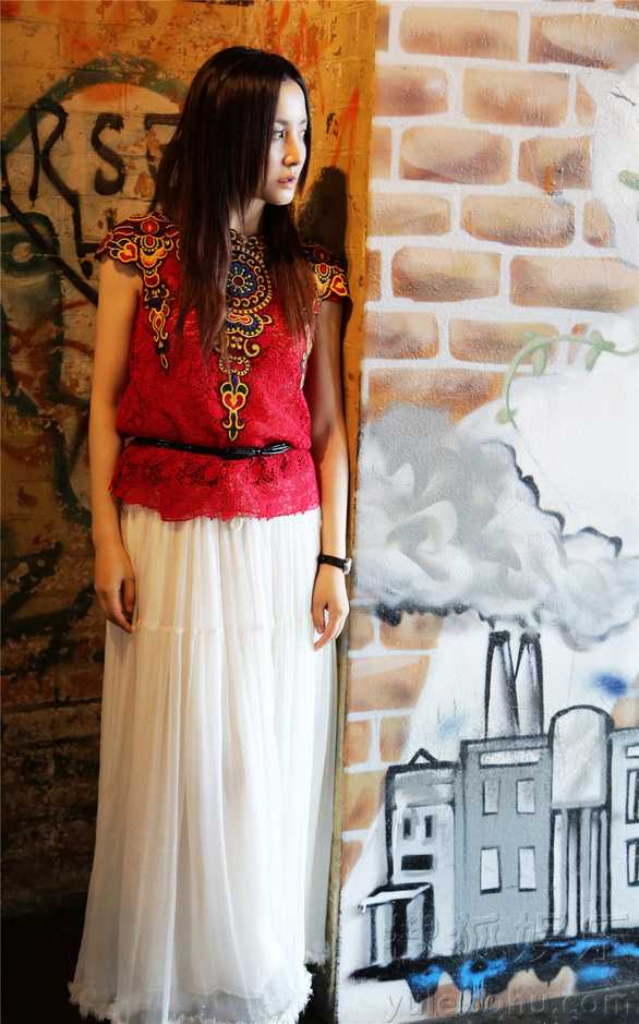 陶红国外度假写真 后现代风格似王家卫式电影