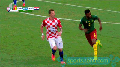 gif图看小组赛:克洛泽秀空翻 梅西遭对手调戏