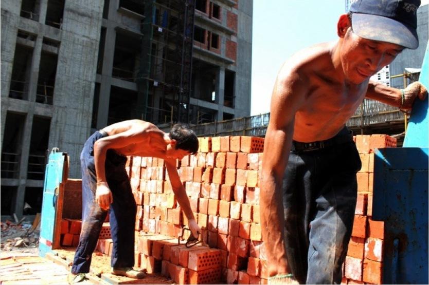 高温中汗流浃背的工作者 农民工受尊重