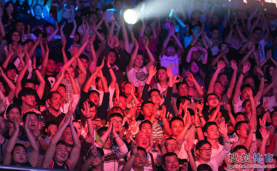 昆仑决宝贝施吸睛大法 长沙站现场观众欢呼不