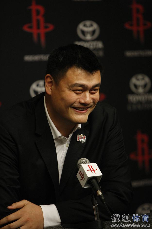 前方图:火箭VS上海赛前发布会 姚明着西装亮相