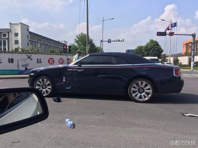 外卖小哥闯红灯撞豪车 车主:不用赔9098988-新