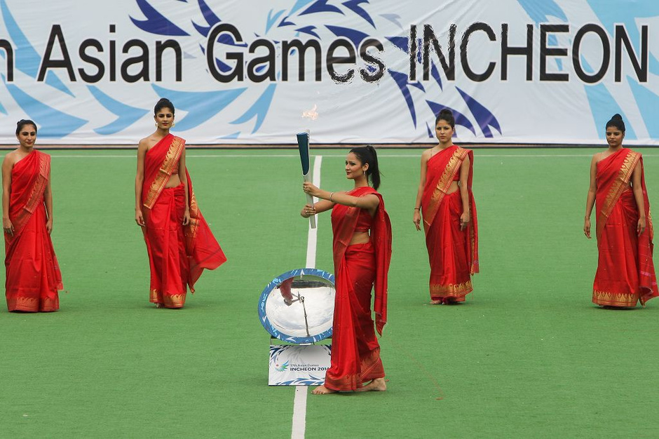 高清:亚运圣火在新德里采集 印度美女手持火炬