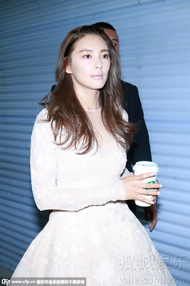 张雨绮白色公主裙出席活动 众保安护驾离场-娱