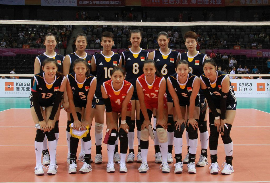 高清图:<em>女排</em>亚洲杯全家福亮相 三人封锁越南队