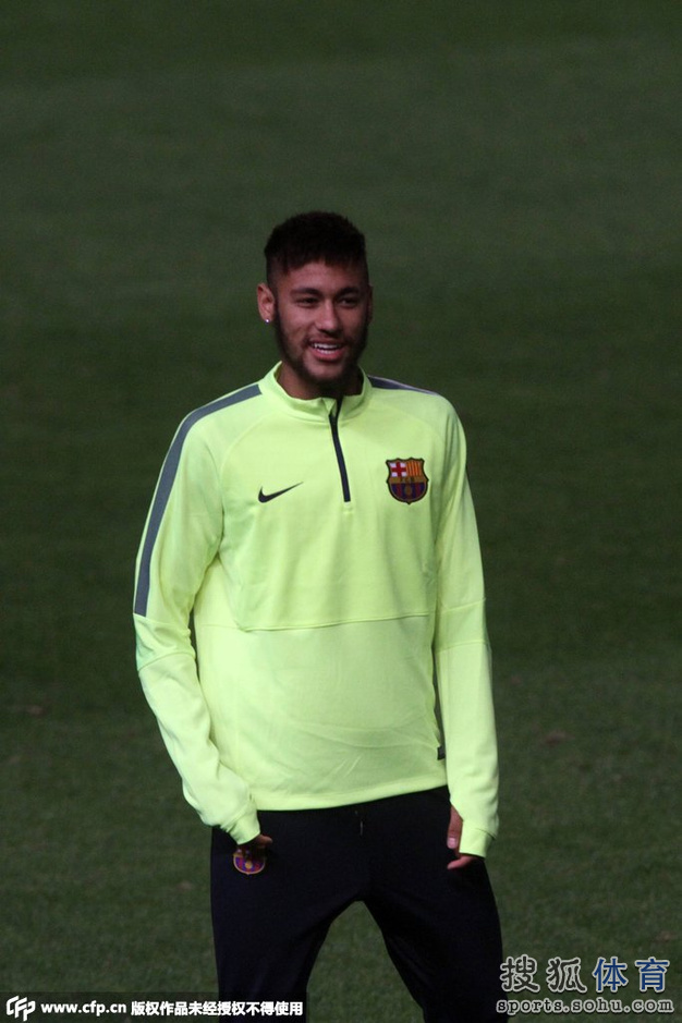 高清图:巴萨备战欧冠 内少喜笑颜开梅西心情好