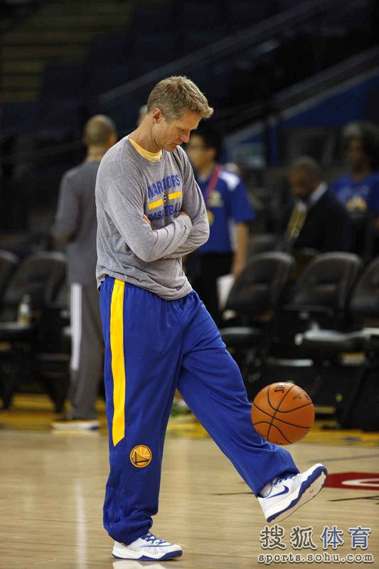 前方图:科尔脚踩风火球指挥 双脚颠球轻松自如