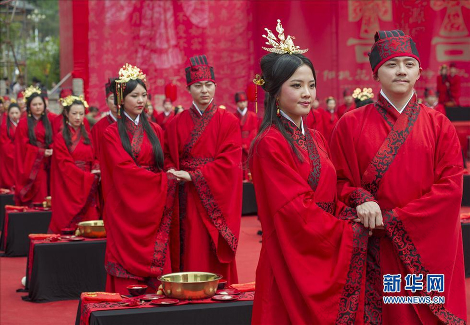 老外穿汉服 体验中国古风集体婚礼-搜狐时尚频