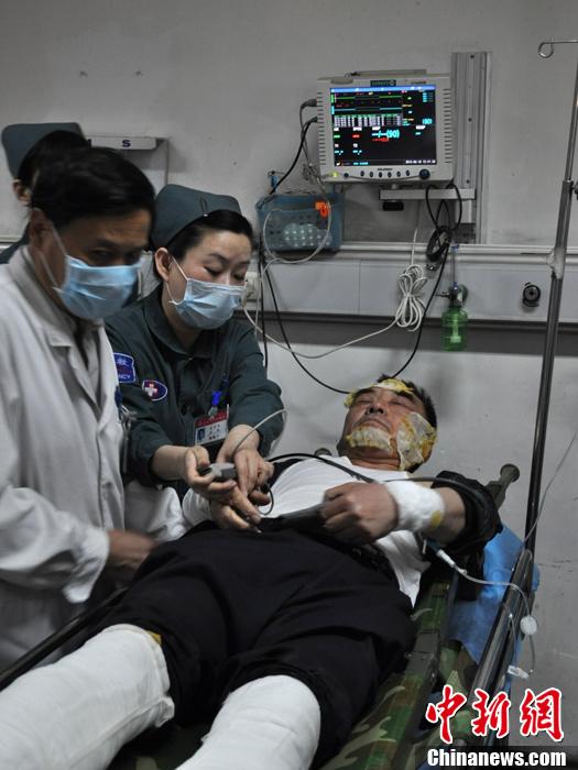 沈阳小型飞机坠毁 伤者接受治疗5006292-新闻