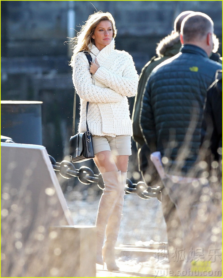 吉赛尔-邦辰寒风中拍写真 裹衣取暖美丽冻人6487692-娱乐频道图片库-大视野-搜狐