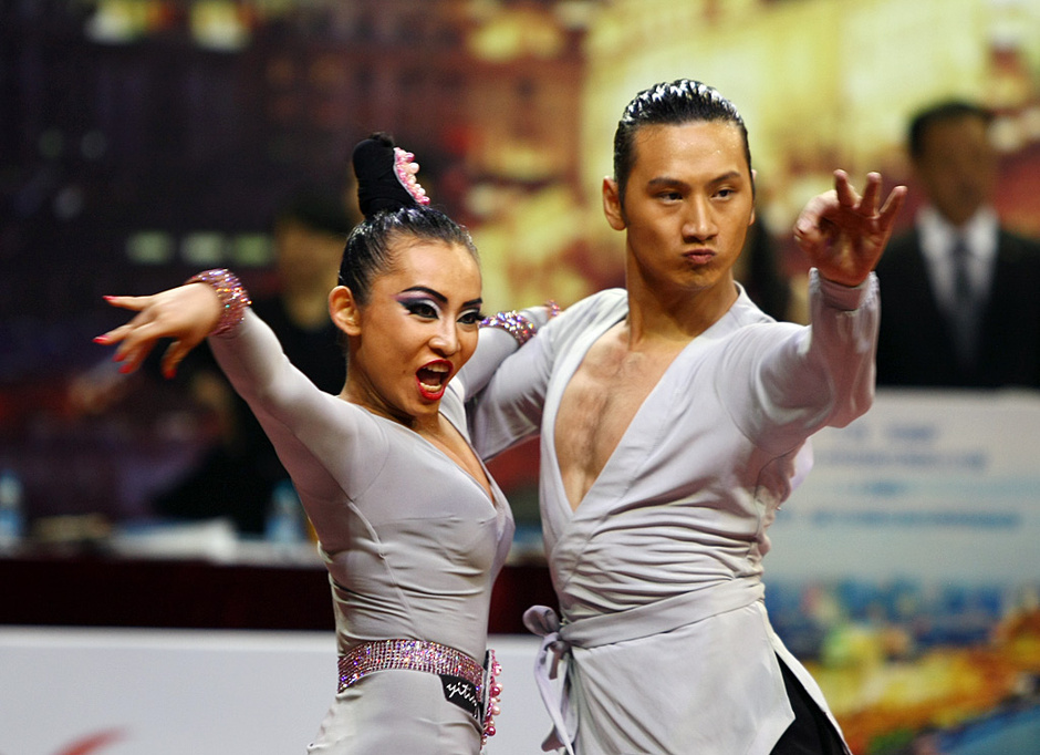 高清:体育<em>舞蹈</em>俊男<em>靓女</em>齐聚 全情投入舞出<em>激情</em>