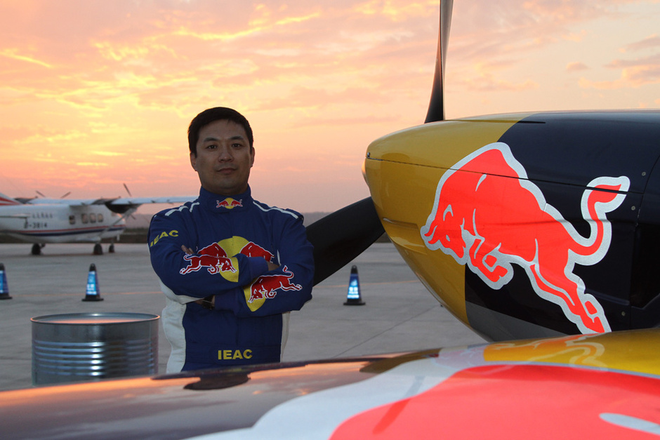 高清:红牛特技飞行队亮相 赵伟和XA42飞机合影