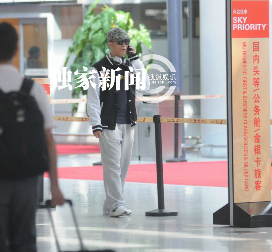 独家:孙红雷抽空回京 着棒球服贝雷帽打扮时尚