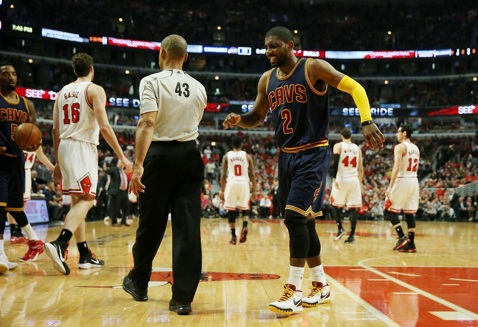 高清:欧文踩队友脚扭到膝盖 表情痛苦伤病缠身