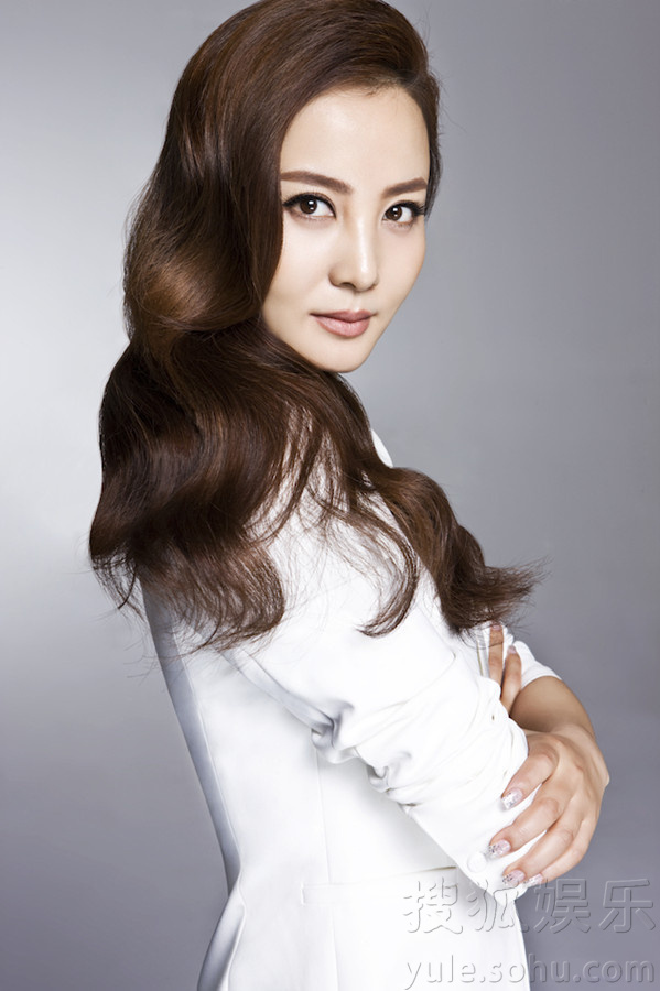陶红最新优雅写真曝光 百变造型尽显熟女风范