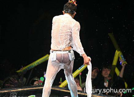 小S头埋<em>张惠妹</em>胸口 <em>明星演唱会</em>上的另类表演6