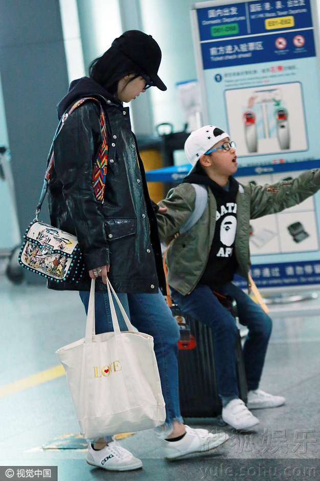 白百合出轨风波前携子外出 全程注目母爱满满(图)