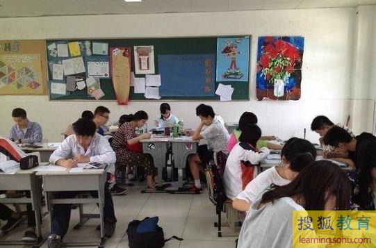 <em>女大学生不雅照</em> 穿睡衣出入各种场合6412596