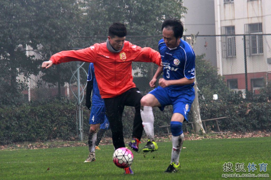 高清:卓尔热身对阵东风本田 激烈比拼众将卖力