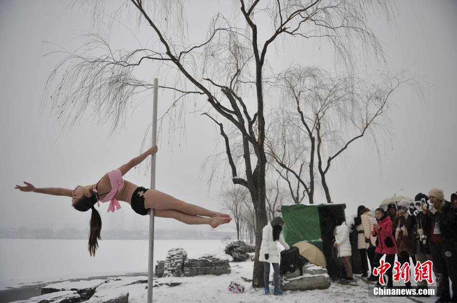 <em>钢管舞国家队女队员</em>雪天秀绝技5963696-女人